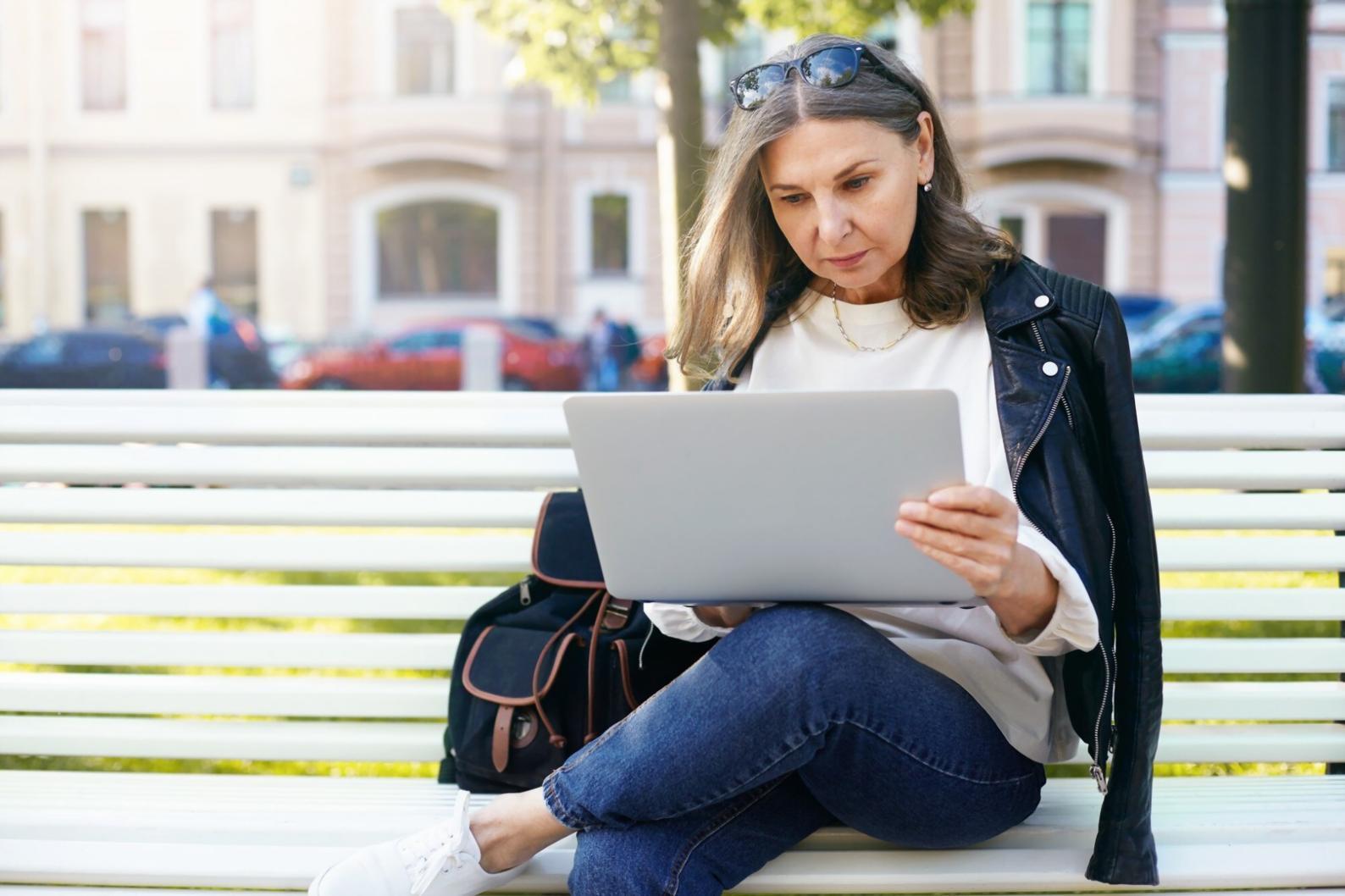 Étudiants travaillant ensemble sur un projet
